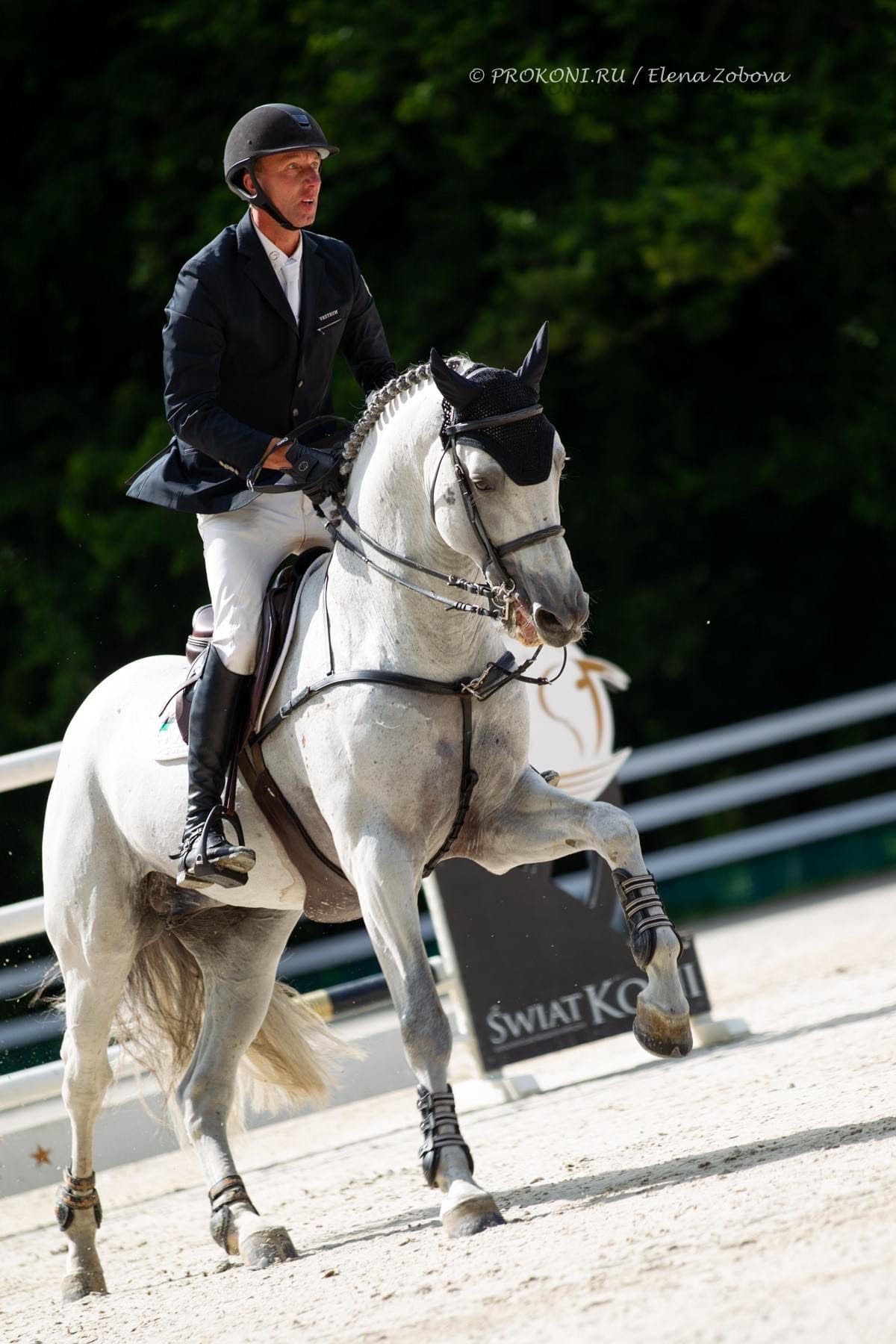 ​Three show jumping exercises for working in a small area